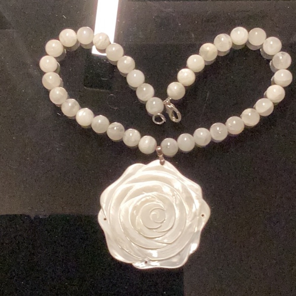 Moonstones and mother of pearl necklace / choker